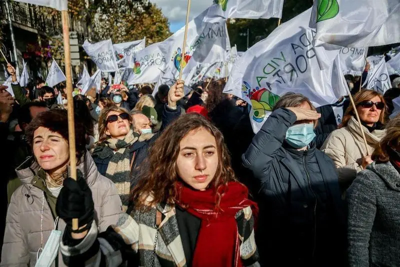 <p> Varias personas en la concentraci&oacute;n provida de este domingo en Madrid contra la ley de eutanasia y los ataques a la objeci&oacute;n de conciencia de los m&eacute;dicos al aborto </p>