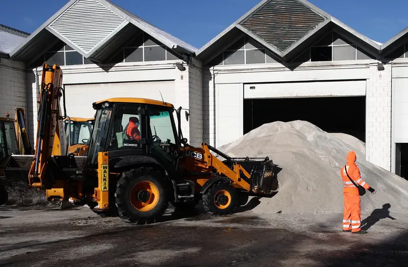 <p> Archivo - Una excavadora recoge sal en el Centro de Conservaci&oacute;n de Carreteras de la Zona Sur, en Alcorc&oacute;n (Madrid) - Eduardo Parra - Europa Press - Archivo </p>