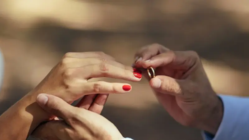 <p> Un hombre ruso y uno mujer ucraniana se casan tras huir de la guerra </p>
