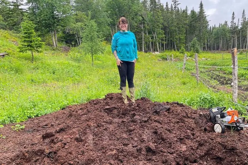 <p> Janice Saunders en su campo de creaci&oacute;n de compost con desechos </p>