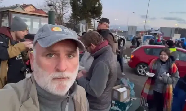 <p> El Chef Jos&eacute; Andr&eacute;s dando de comer a civiles ucranianos </p>