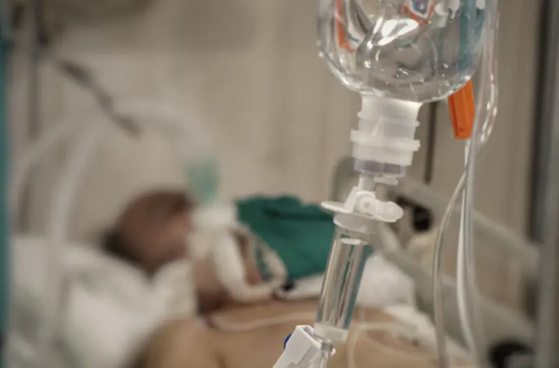 <p> Un paciente con Covid-19 ingresado en la UCI del Hospital Reina Sof&iacute;a, en foto de archivo. - JUNTA DE ANDALUC&Iacute;A </p>