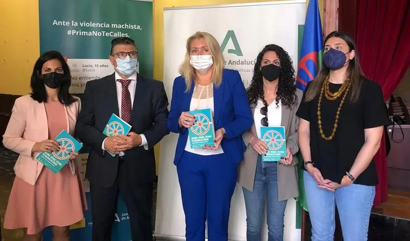 <p> La directora del IAM, Laura Fern&aacute;ndez, junto a los responsables del primer protocolo para la atenci&oacute;n personalizada de las mujeres gitanas que sufren violencia de g&eacute;nero. Fuente: Europa Press </p>