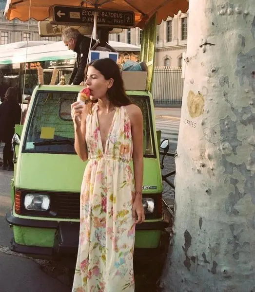 <p> Vestido con estampado floral. Fuente Instagram @zara </p>