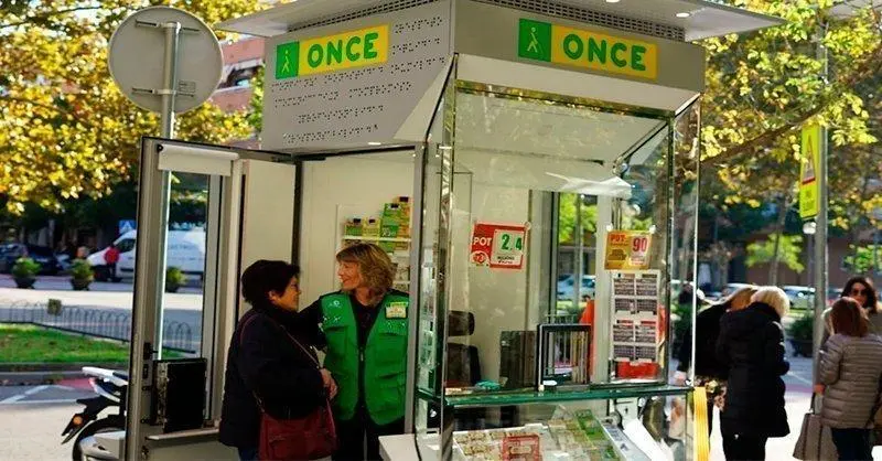 <p> Un puesto de loter&iacute;a de la ONCE </p>