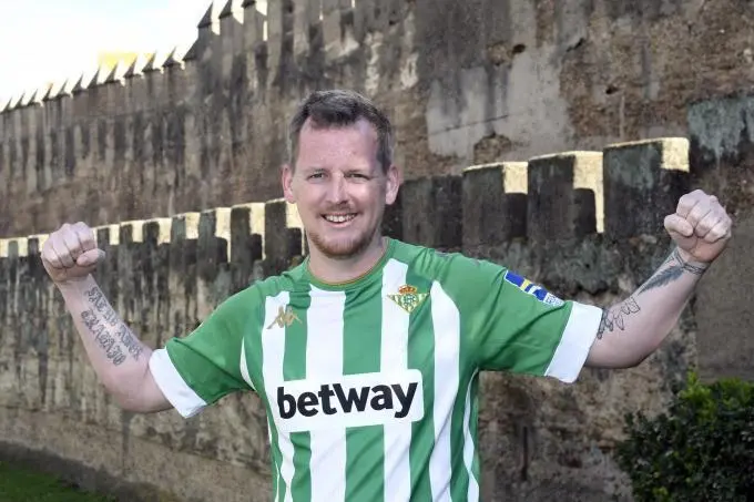 <p> El franc&eacute;s que le pide a la Virgen de la Macarena para que el Betis gane la Copa </p>