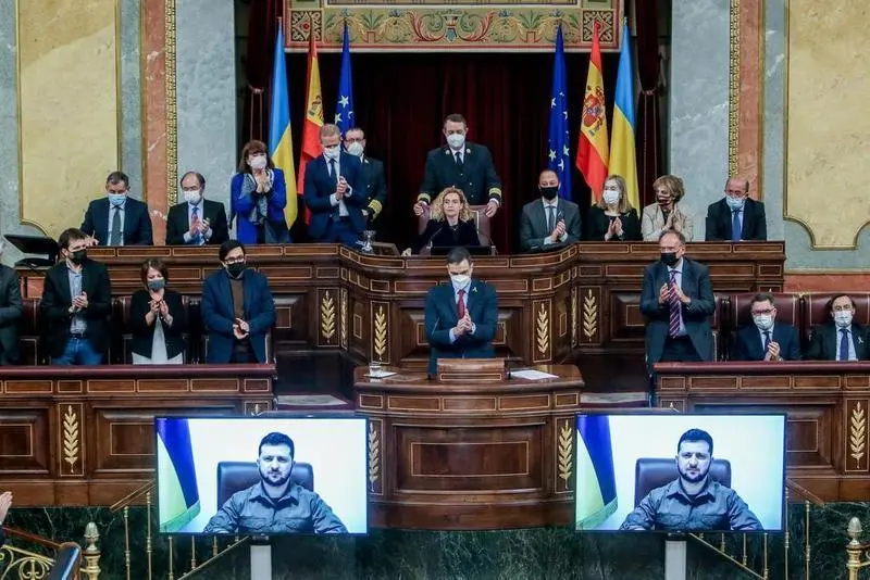 <p> El presidente del Gobierno, Pedro S&aacute;nchez, aplaude tras comparecer en el hemiciclo del Congreso de los Diputados, a 5 de abril de 2022, en Madrid (Espa&ntilde;a). - EUROPA PRESS/R.Rubio.POOL - Europa Press </p>