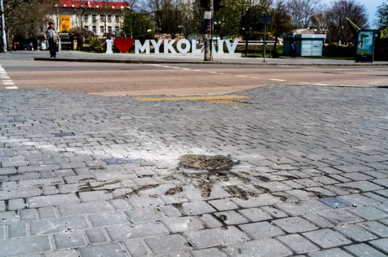 <p> Restos de munici&oacute;n de racimo en Mikolaiv. Fuente: Europa Press </p>