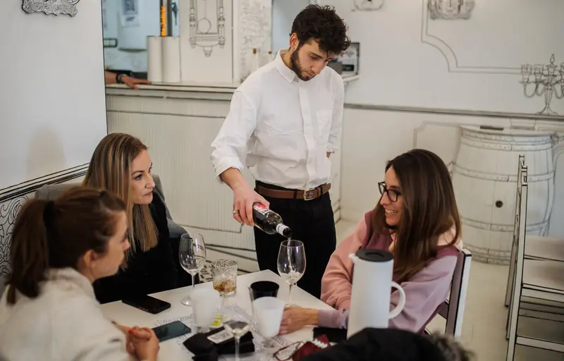 <p> Un camarero sirve una copa de vino a varias mujeres el d&iacute;a en que ha entrado en vigor el decreto que pone fin al uso de la mascarilla en la mayor&iacute;a de interiores, en el restaurante &lsquo;Estando contigo', a 20 de abril de 2022, en Madrid (Espa&ntilde;a). - Alejandro Mart&iacute;nez V&eacute;lez - Europa Press </p>