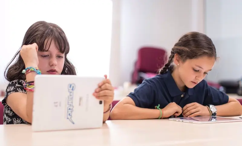 <p> Ni&ntilde;as leyendo, deberes, escuela. - SMARTICK </p>