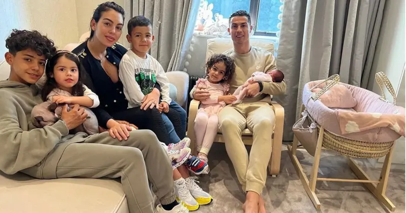 <p> La familia al completo tras la p&eacute;rdida </p>