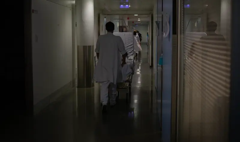 <p> Archivo - Profesional sanitario traslada una cama m&oacute;vil en la Unidad de Cuidados Intensivos &ndash;UCI- del Hospital de la Santa Creu i Sant Pau, integrado en la Red Hospitalaria de Utilizaci&oacute;n P&uacute;blica de Catalunya, en Barcelona, Catalunya (Espa&ntilde;a), a 6 de novi - David Zorrakino - Europa Press - Archivo </p>