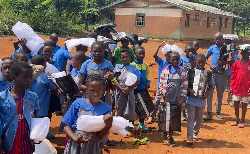 <p> Distribuci&oacute;n de mosquiteros en Camer&uacute;n. - FUNDACI&Oacute;N RECOVER </p>