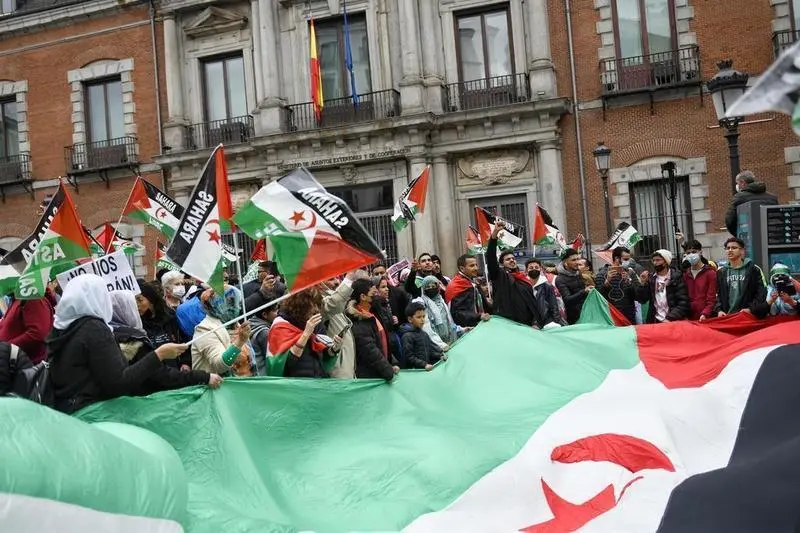 <p> Varias personas, con banderas saharauis, protestan durante una manifestaci&oacute;n convocada por la Coordinadora Estatal de Asociaciones Solidarias con el S&aacute;hara (CEAS-S&aacute;hara), frente al Ministerio de Asuntos Exteriores </p>