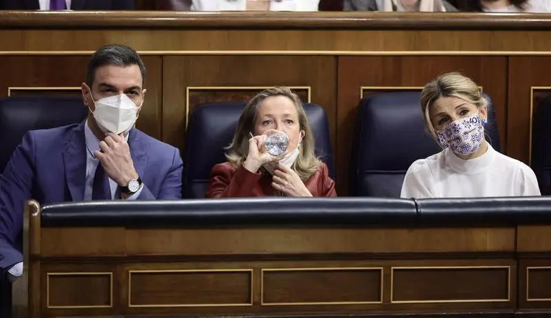 <p> El presidente del Gobierno, Pedro S&aacute;nchez; la vicepresidenta de Asuntos Econ&oacute;micos y Transformaci&oacute;n Digital, Nadia Calvi&ntilde;o; y la vicepresidenta de Trabajo y Econom&iacute;a Social, Yolanda D&iacute;az </p>