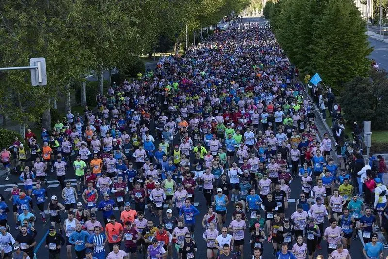<p> Varias personas corren durante la 44&ordf; edici&oacute;n del Rock &lsquo;n&rsquo; Roll Marat&oacute;n de Madrid 2022, a 24 de abril de 2022, en Madrid (Espa&ntilde;a) </p>