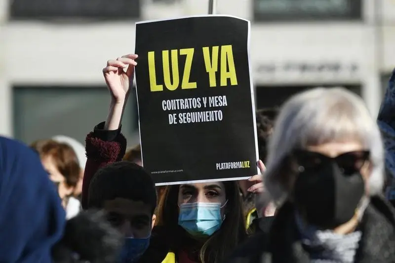 <p> Varias personas, con pancartas que rezan 'Luz Ya', se manifiestan para exigir contratos de luz para La Ca&ntilde;ada Real, en la Puerta Del Sol, a 20 de febrero de 2022, en Madrid (Espa&ntilde;a) </p>