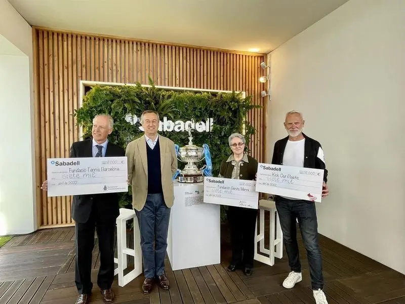 <p> Banco Sabadell paga los 'aces' solidarios a tres entidades </p>