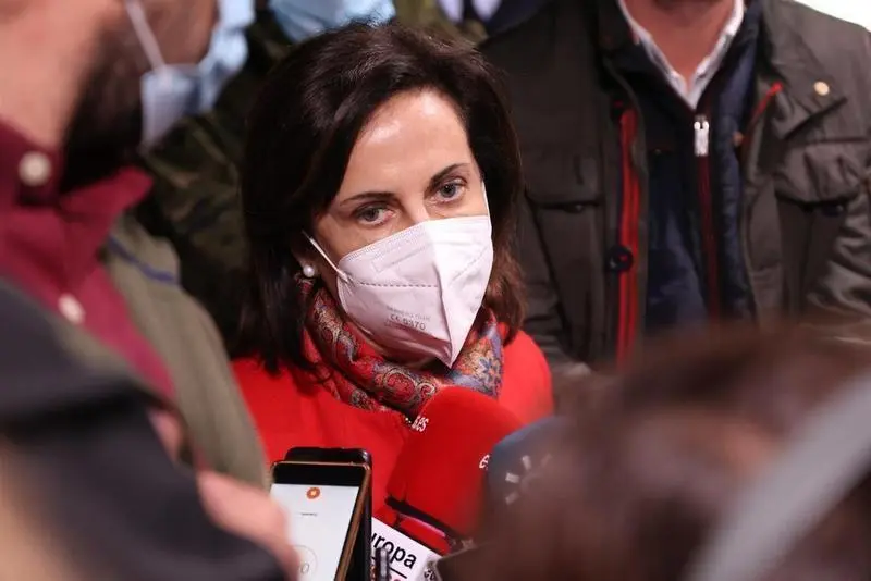 <p> La ministra de Defensa, Margarita Robles, en declaraciones a la prensa despu&eacute;s de la visita a la Brigada 'Guzm&aacute;n el Bueno' X. En la Base de Cerro Muriano a 22 de abril del 2022 en C&oacute;rdoba </p>