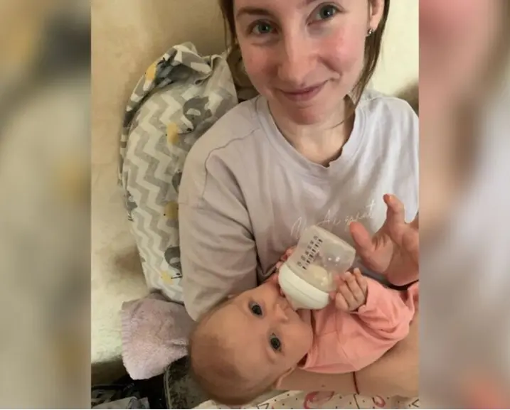 <p> Kira y su madre. Foto v&iacute;a: Twitter </p>