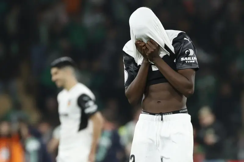 SEVILLA, 23/04/2022.- El centrocampista ingl&eacute;s del Valencia C.F. Yunus Musah tras fallar su lanzamiento en la tanda de penaltis del partido de la final de la Copa del Rey disputado este s&aacute;bado en el estadio de La Cartuja de Sevilla. EFE/Julio Mu&ntilde;oz