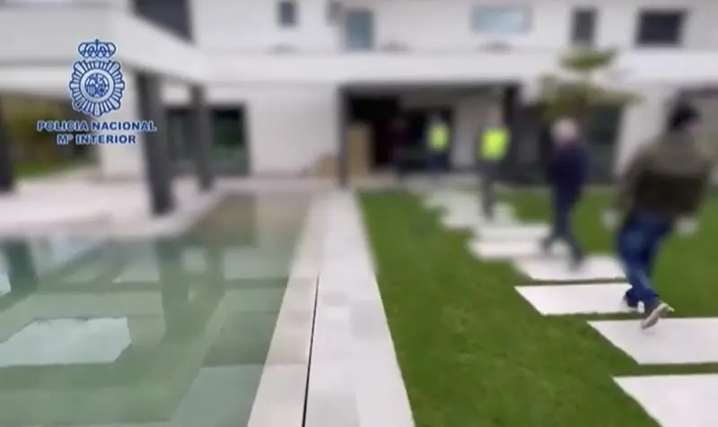 <p> F02AE8A4-39C4-4577-9D4C-F5059A85F3BA </p>