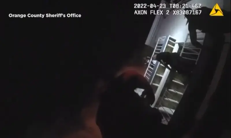 <p> Un polic&iacute;a rescata a un beb&eacute; de un incendio trepando hasta un tercer piso. Fuente: Telecinco </p>