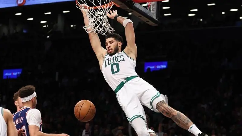 <p> Jason Tatum en un mate ante los Nets </p>