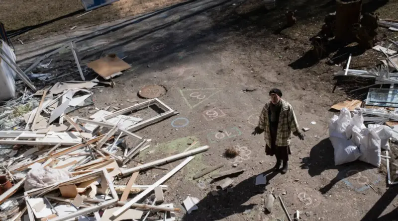 <p> Una mujer, ante la destrucci&oacute;n de una escuela en la Guerra de Ucrania. Fuente: EUROPAPRESS. </p>