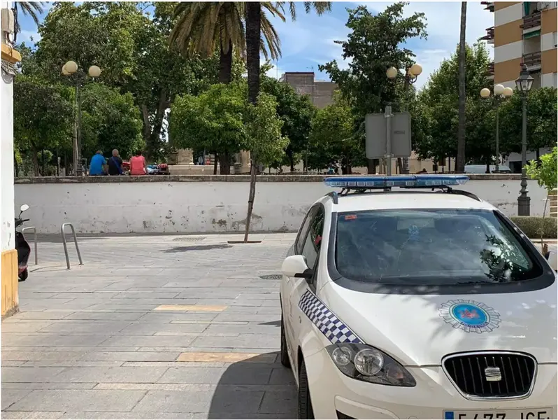 <p> Un veh&iacute;culo de la Polic&iacute;a Local de C&oacute;rdoba en una plaza, en una imagen de archivo. Fuente: Europa Press </p>