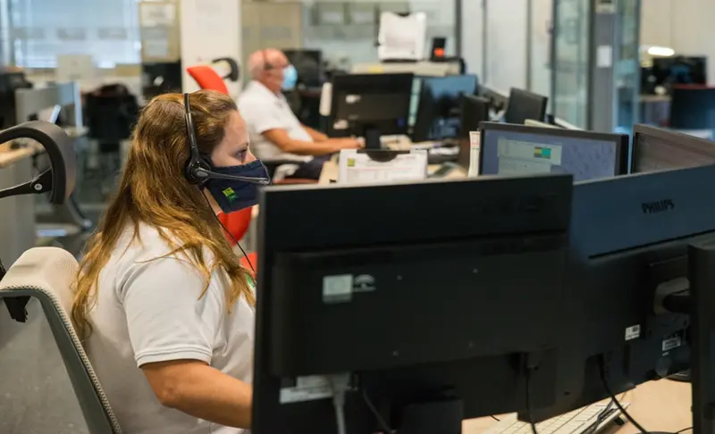 <p> Gestores de la sala provincial de Emergencias 112 Andaluc&iacute;a en Granada. </p>