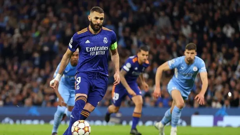 <p> Benzema lanzando el penalti ante el Manchester City </p>