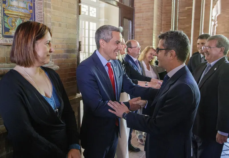 <p> El ministro de la Presidencia, Relaciones con las Cortes y Memoria Democr&aacute;tica, F&eacute;lix Bola&ntilde;os y el vicepresidente de Cantabria, Pablo Zuloaga, se saludan junto a los representantes de todas l as Comunidades Aut&oacute;nomas. - GOBIERNO </p>