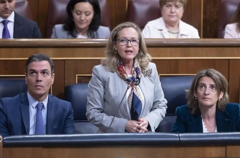 <p> La vicepresidenta primera del Gobierno y ministra de Asuntos Econ&oacute;micos y Transformaci&oacute;n Digital, Nadia Calvi&ntilde;o, interviene en una sesi&oacute;n plenaria, en el Congreso de los Diputados, a 27 de abril de 2022, en Madrid </p>