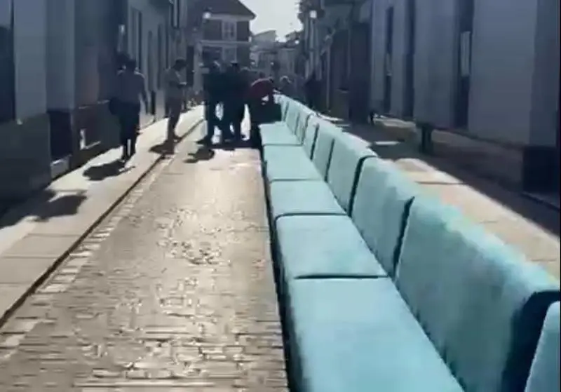 <p> El sof&aacute; m&aacute;s largo de Espa&ntilde;a est&aacute; en Pilas </p>