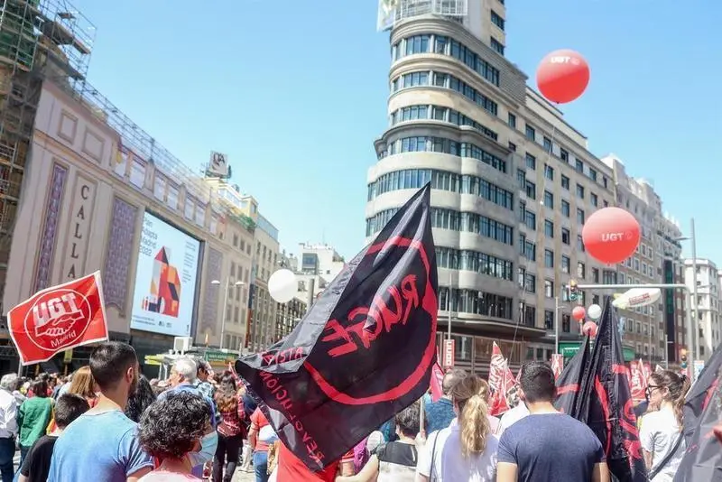 <p> Numerosas personas marchan durante la manifestaci&oacute;n por el D&iacute;a Internacional de los Trabajadores o Primero de Mayo, en la Gran V&iacute;a, a 1 de mayo de 2022, en Madrid (Espa&ntilde;a). - Ricardo Rubio - Europa Press </p>