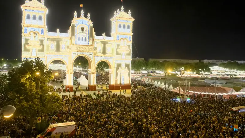 <p> El Alumbrado de las luces de la Feria de Abril de Sevilla, tras dos a&ntilde;os de pandemia </p>