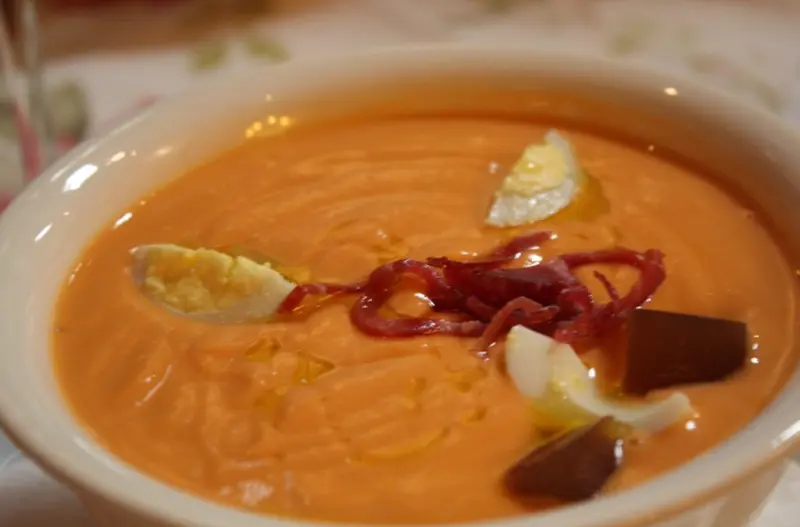 <p> El salmorejo aporta fermentos activos y es fuente de probi&oacute;ticos para personas intolerantes a la lactosa o con hipercolesterolemia. - CSIC </p>