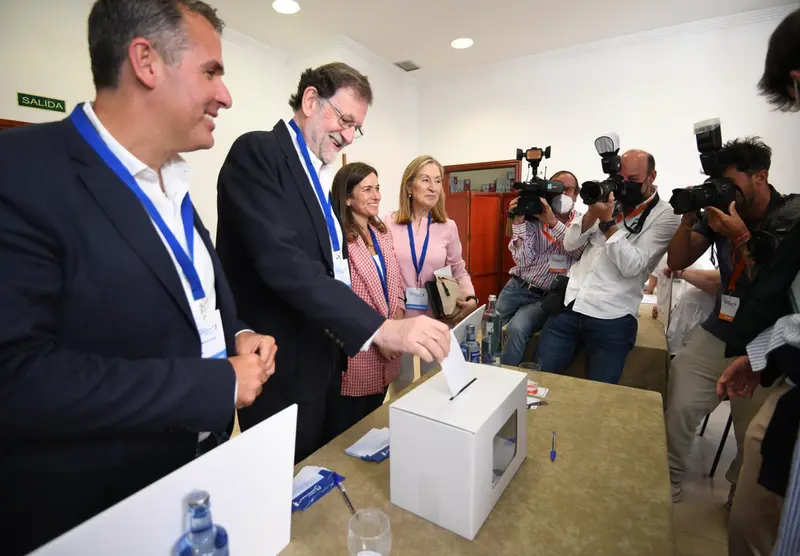 <p> Mariano Rajoy vota en el congreso del PP local de Pontevedra - BEA C&Iacute;SCAR - EUROPA PRESS </p>