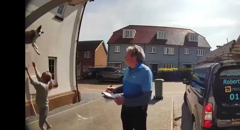 <p> La mujer mientras atrapa a su perro al vuelo. </p>