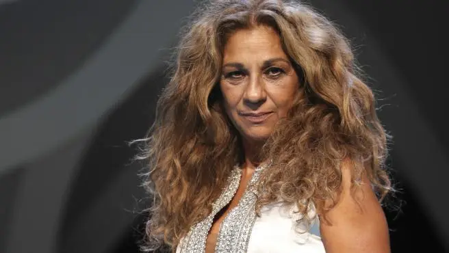 <p> Lolita Flores preocupaba estos d&iacute;as a sus seguidores tras publicar una serie de reflexiones en su cuenta de Instagram. Y es que, aprovechando la tranquilidad que brinda la madrugada, la cantante le ha cogido el gusto a compartir pensamientos en forma de enigm&aacute;ticas publicaciones que, como era de esperar, no han pasado desapercibidas, pues se ha visto obligada a contar la verdad.<br><br>Lolita Flores, asesora de Rosario Flores en 'La Voz Kids', se emociona en el programa.<br>Lolita lanza un enigm&aacute;tico mensaje en las redes: "Cuando intentan manipularte con una sutilidad que espanta"<br>El mensaje que m&aacute;s llam&oacute; la atenci&oacute;n de los usuarios fue el que la actriz lanz&oacute; el pasado martes. "As&iacute; se queda una, de cart&oacute;n cuando intentan manipularte con una sutilidad que espanta. En fin, debe ser el confinamiento que ha vuelto a algunas personas tan ilusas que se creen que pueden tratarnos como los tratan a ellos. Qu&eacute; equivocados est&aacute;is, amores m&iacute;os", escribi&oacute;.<br><br>Las palabras de la cantante despertaron curiosidad entre sus m&aacute;s de 450.000 seguidores, por lo que este jueves quiso aportar "tranquilidad" asegurando que se encuentra bien, aunque durante la cuarentena ha vivido alg&uacute;n que otro desenga&ntilde;o con personas de su entorno.  <br><br><br>"Aclaro esto porque hay preocupaci&oacute;n entre la gente que me aprecia de las cosas que escribo de madrugada, son sentimientos que expreso por situaciones que veo, que siento en mis propias carnes en todos los aspectos de la vida, laboral y personal, estoy divinamente", explic&oacute; antes de aclarar que no est&aacute; satisfecha "con cosas que est&aacute;n pasando en Espa&ntilde;a", aunque "con otras s&iacute;".<br><br>"Hay gente que en este confinamiento me ha fallado, pero me imagino que como a todos los mortales, de sue&ntilde;os no se vive, de ilusiones tampoco, yo tengo los pies sobre la tierra y mi edad me da la opci&oacute;n de hablar y decir lo que antes por la inmadurez no me atrev&iacute;a, siempre he sido clara", apunt&oacute; la cantante. <br><br>Lolita Flores.<br><br>Fuente: GTRES. </p>