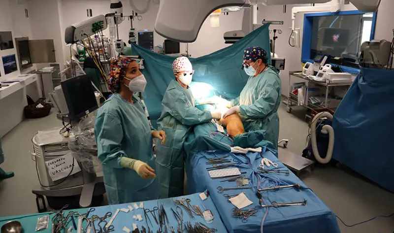 <p> El cirujano Jos&eacute; Patricio Linares inicia la intervenci&oacute;n. </p>