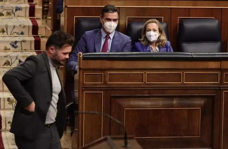 <p> El portavoz de ERC en el Congreso, Gabriel Rufi&aacute;n, pasa por delante del presidente del Gobierno, Pedro S&aacute;nchez, y la vicepresidenta primera del Gobierno, Nadia Calvi&ntilde;o </p>