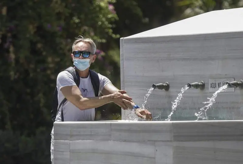 <p> Archivo - Un hombre se refresca en una fuente durante la ola de calor africano que ha llegado este jueves a Espa&ntilde;a. En Sevilla (Andaluc&iacute;a, Espa&ntilde;a), a 30 de julio de 2020. - Mar&iacute;a Jos&eacute; L&oacute;pez - Europa Press - Archivo </p>