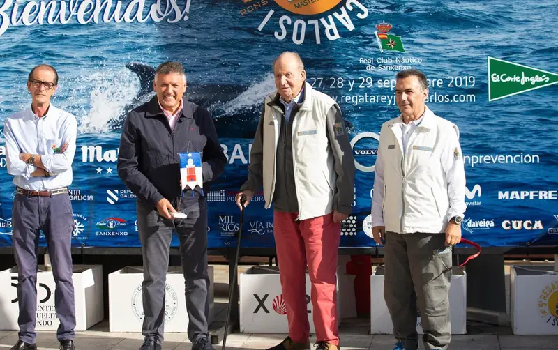 <p> Archivo - Fernando Casas - directivo del RCNS-, Telmo Mart&iacute;n -alcalde de Sanxenxo-, el Rey Don Juan Carlos y Pedro Campos - presidente del RCNS-. * Mar&iacute;a Mui&ntilde;a / Regata Rey Juan Carlos I - MAR&Iacute;A MU&Iacute;&Ntilde;A BY SAILINGSHOTS.ES - Archivo </p>