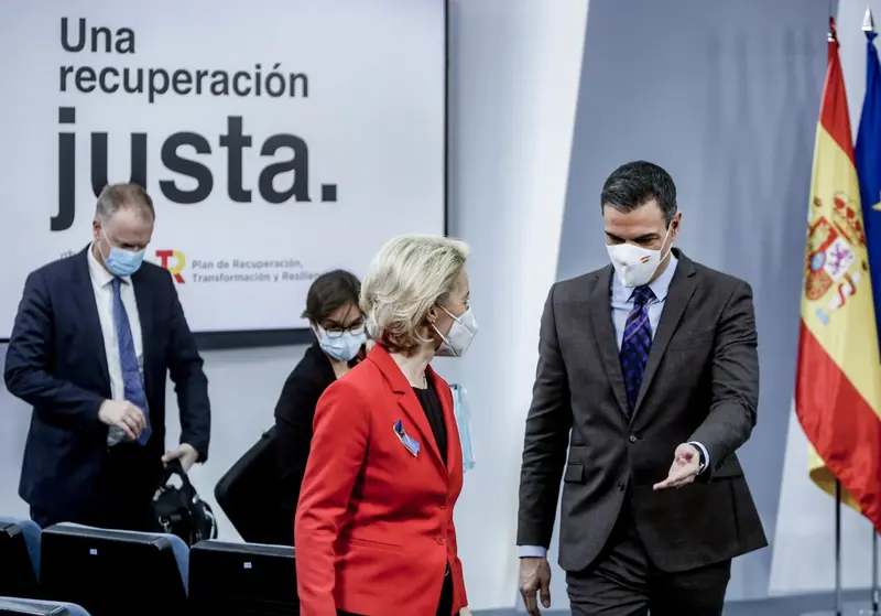 <p> Comisi&oacute;n Europea, Ursula von der Leyen, y el presidente del Gobierno, Pedro S&aacute;nchez, tras la rueda de prensa despu&eacute;s de su reuni&oacute;n en La Moncloa, a 5 de marzo de 2022, en Madrid (Espa&ntilde;a) - Ricardo Rubio - Europa Press </p>