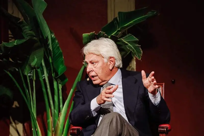 <p> El expresidente del Gobierno, Felipe Gonz&aacute;lez, protagoniza un coloquio en el Ateneo de Madrid, a 18 de febrero de 2022, en Madrid. Fuente: Europa Press </p>