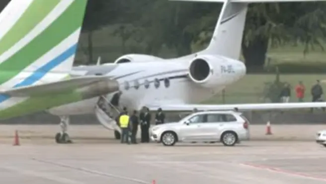 <p> Aterrizaje del Rey em&eacute;rtio Juan Carlos I en Vigo </p>