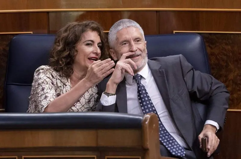 <p> La ministra de Hacienda, Mar&iacute;a Jes&uacute;s Montero, y el ministro del Interior, Fernando Grande-Marlaska, en una sesi&oacute;n plenaria, en el Congreso de los Diputados, a 18 de mayo de 2022, en Madrid (Espa&ntilde;a) </p>