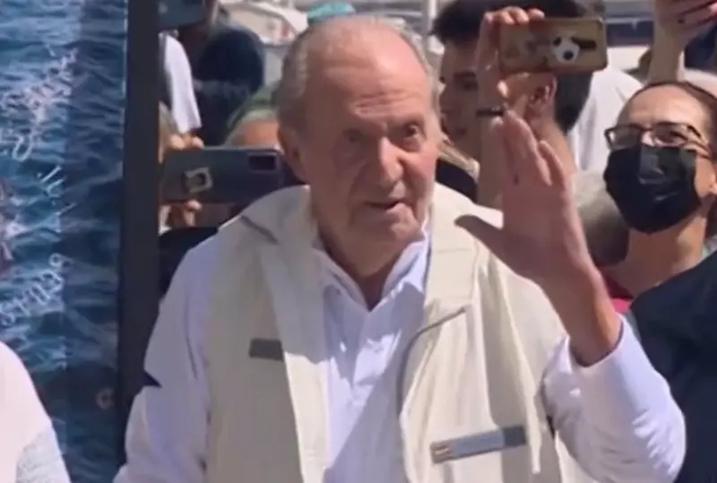 <p> El rey em&eacute;rito Juan Carlos I llega al club n&aacute;utico de Sanxenxo (Pontevedra) - CANAL 24 HORAS </p>